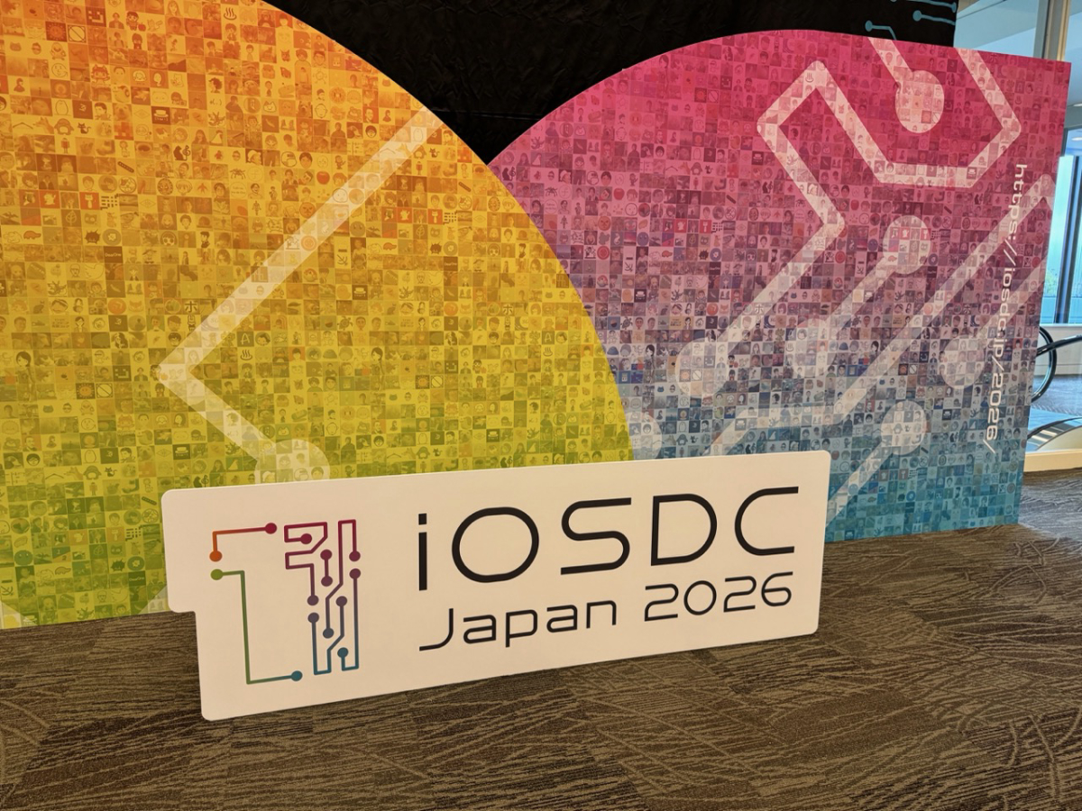 会場に置かれたiOSDC Japan 2026のロゴパネル
