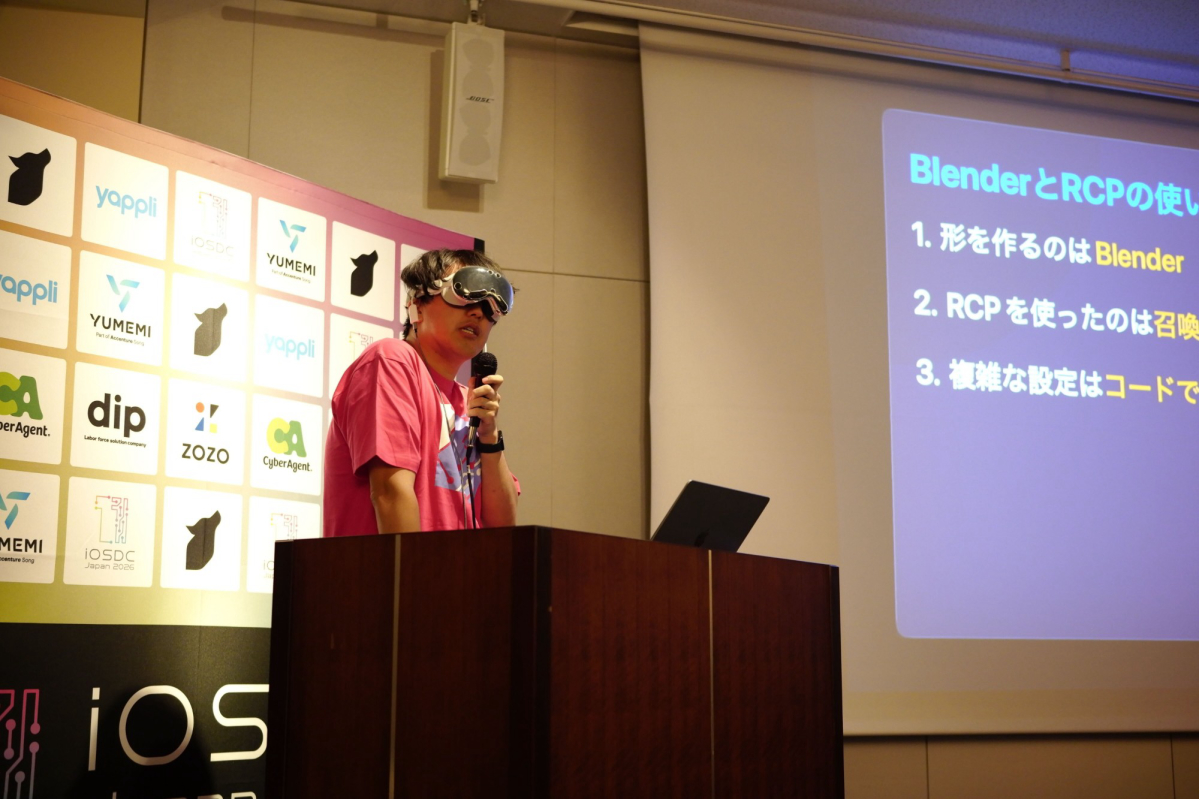 Apple Vision Proを装着して登壇するSugiyさん